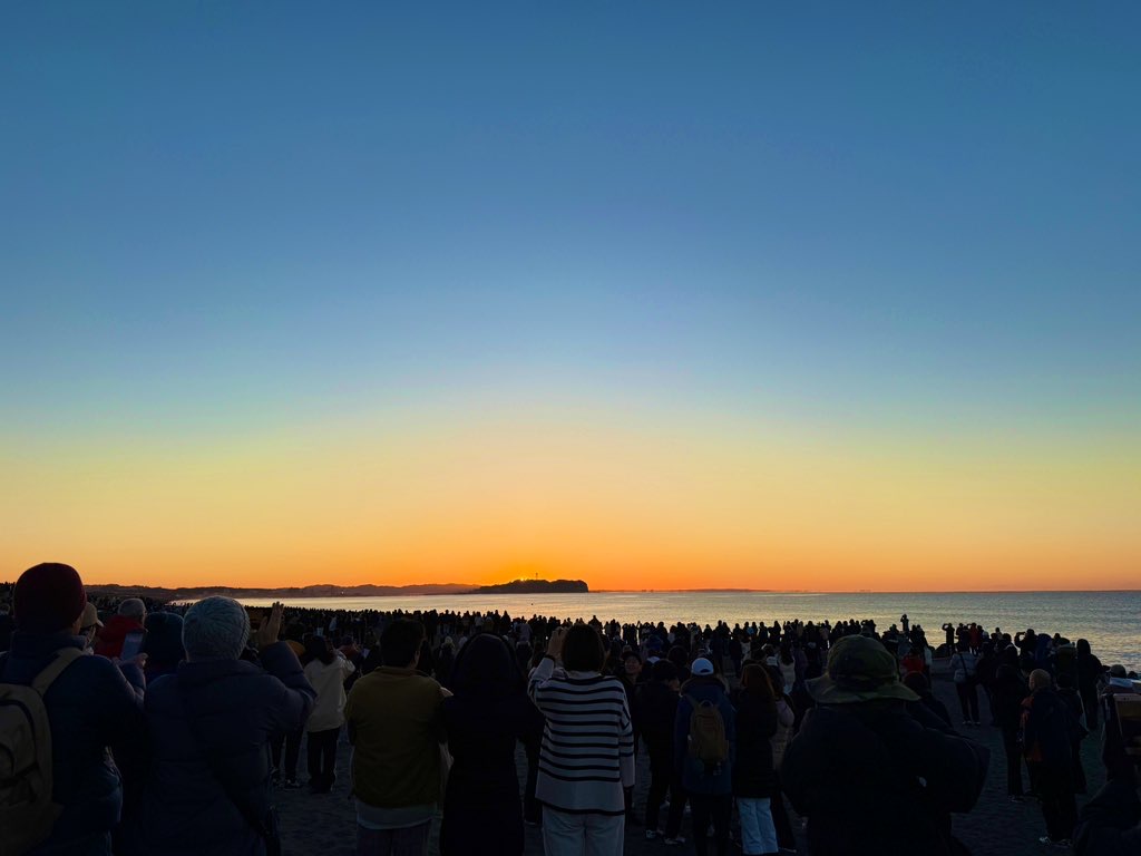 湘南・茅ヶ崎の海岸で待つ初日の出