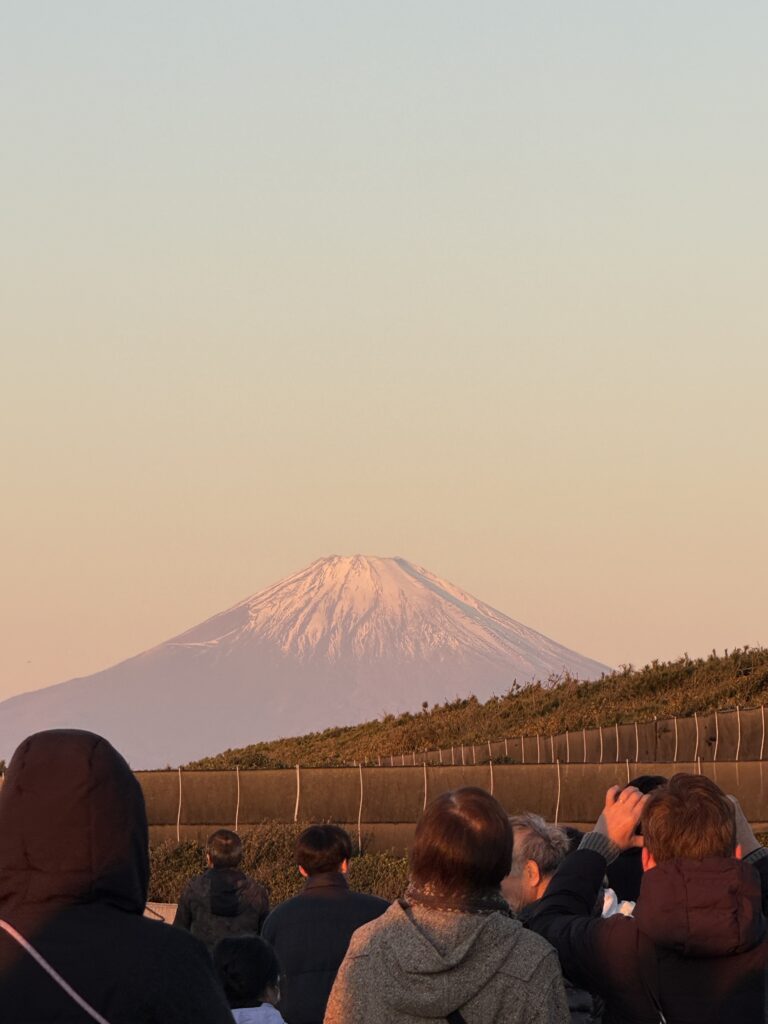 湘南・茅ヶ崎の海岸から見た初日の出時の富士山